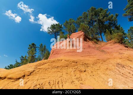 Ockerfarbene Felsen von Roussillon, Provence, Departement Vaucluse, Region Provence-Alpes-Cote d`Azur, Frankreich Stockfoto